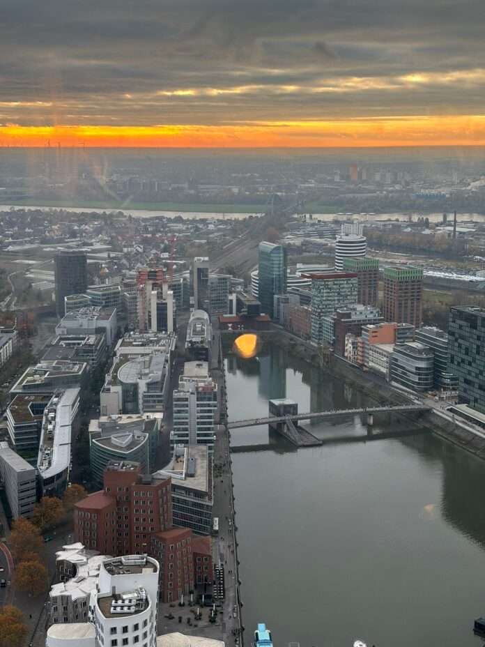 Altstadt: “दुनिया की सबसे लंबी बार” के रूप में फेमस है जर्मनी का शहर ड्यूसेलडॉर्फ